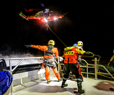 03 KNRM Oefening Met Kustwacht Reddinghelikopter Foto Roel Ovinge