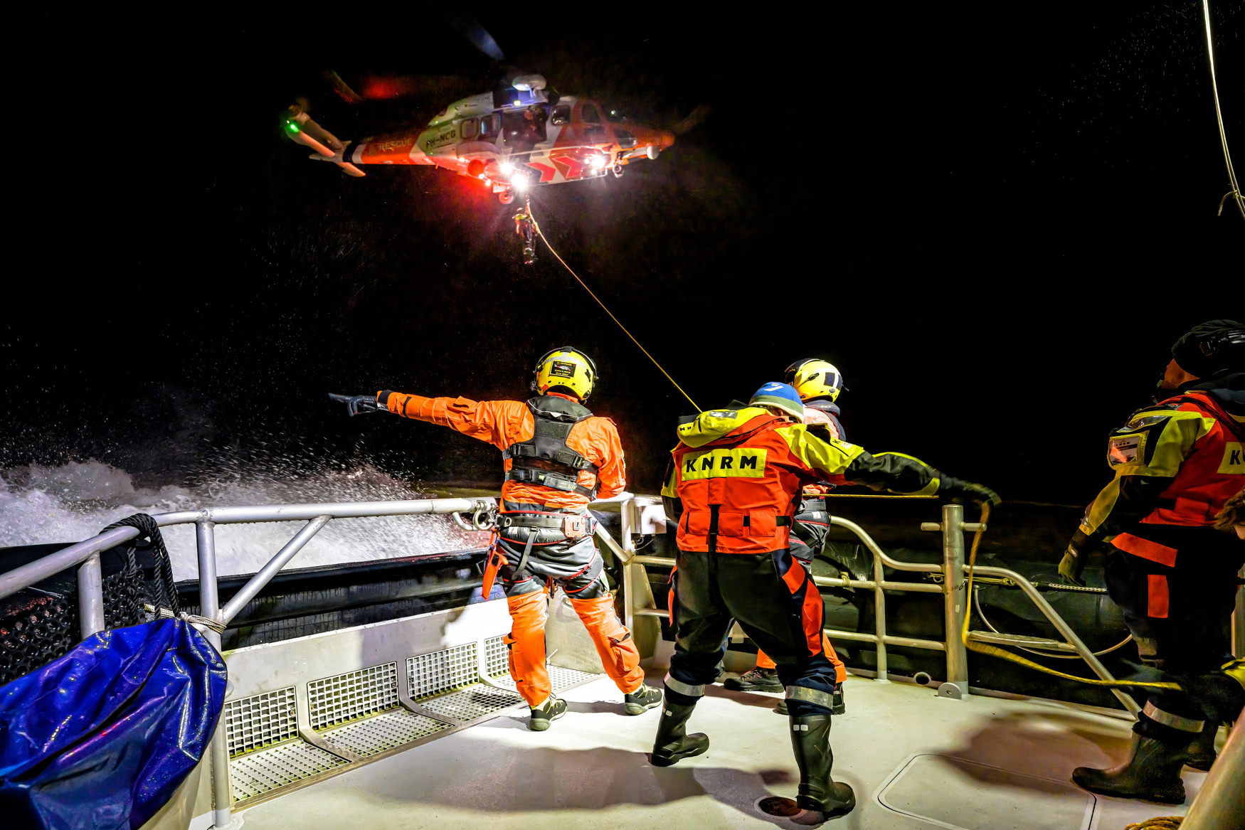 03 KNRM Oefening Met Kustwacht Reddinghelikopter Foto Roel Ovinge