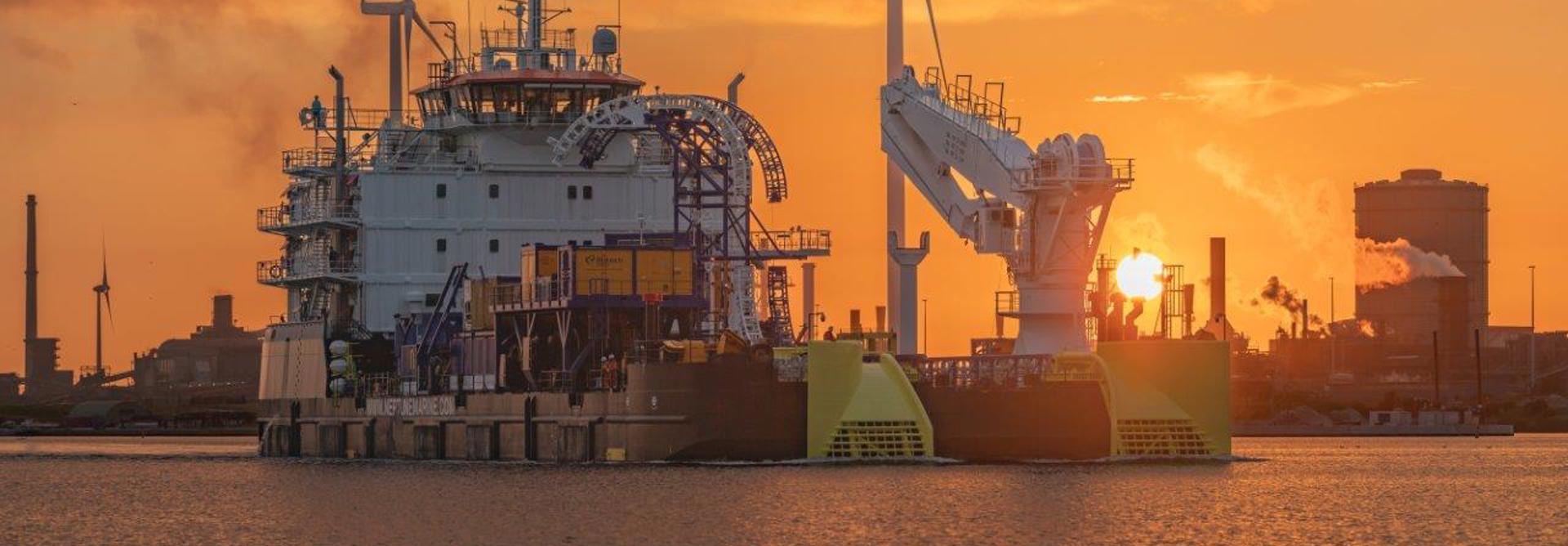 Curo Met Zonsondergang Aan Het Kanaal..1