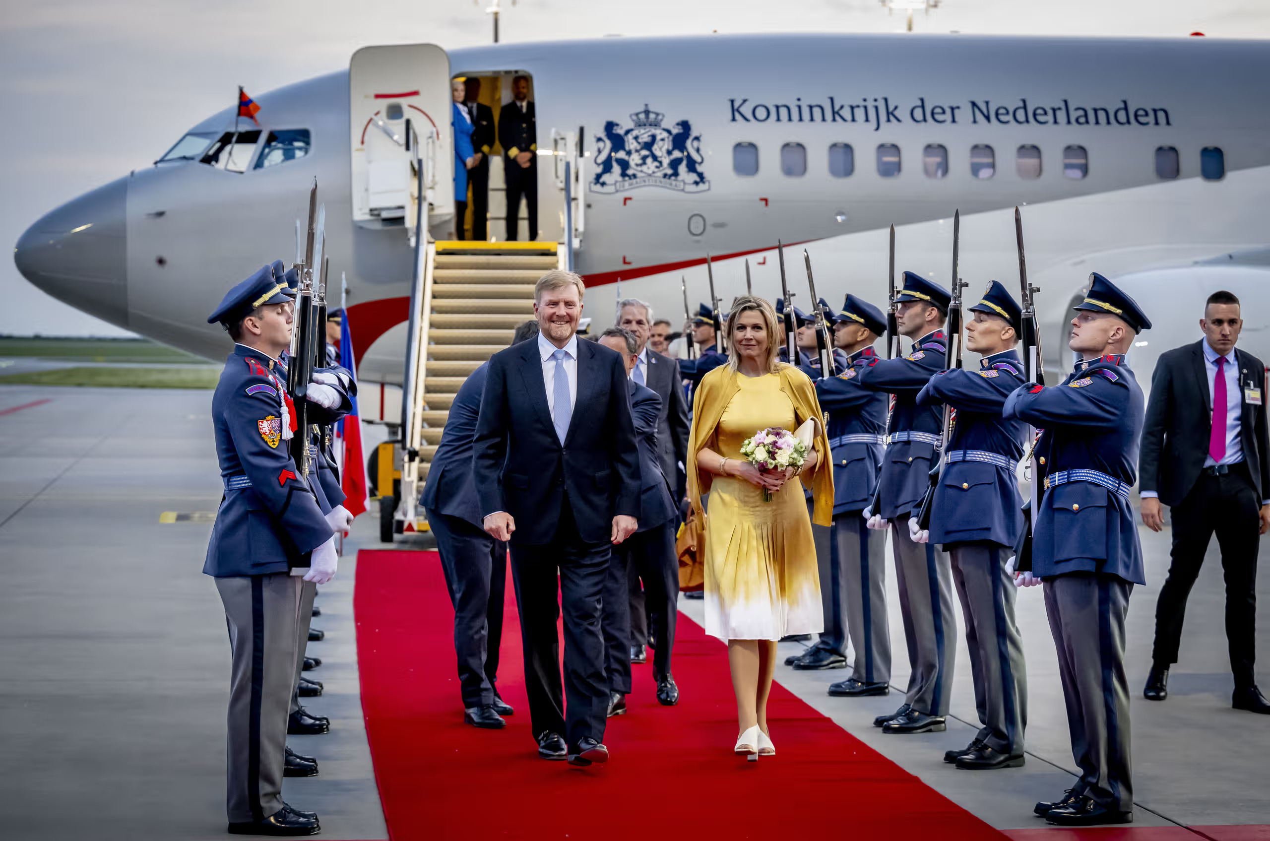 Staatsbezoek Tsjechie Aankomst Ezgif.Com Gif To Jpg Converter