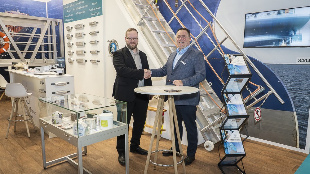 Thumbnail Adam Eweida IM (L) Ger Monster NMS (R) Lores