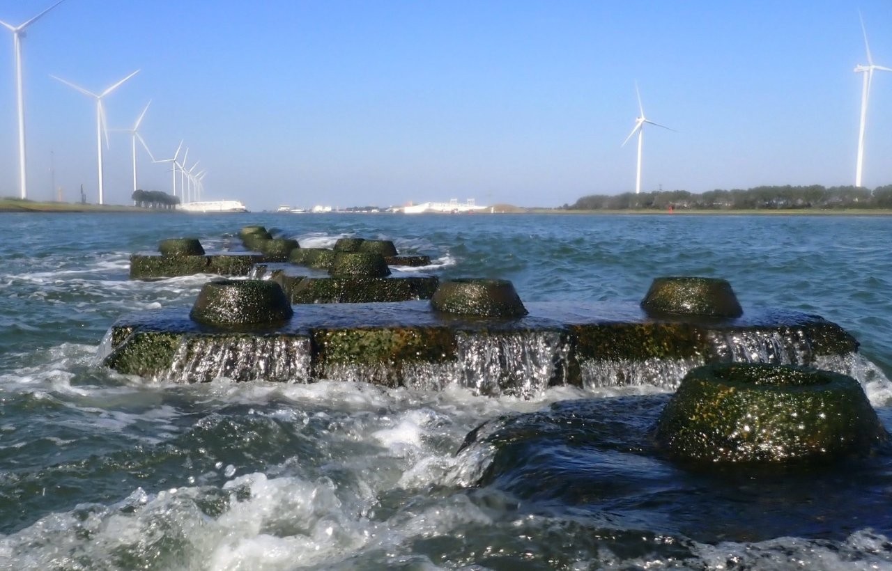 10. Reef In Action With Famous Maeslantkering On The Backdrop (1)