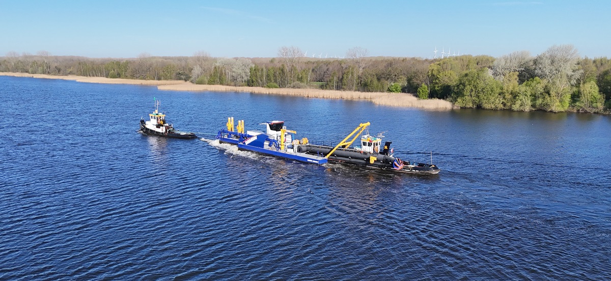 The CSD 600 Is Transported By Two Tugs To The Harbour Of Rotterdam